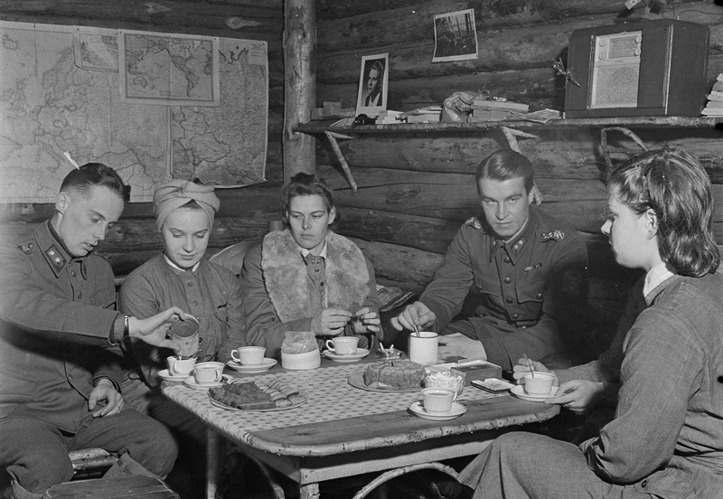 Saunanjälkeiset kakkukahvit, Sirkiänsaari 1942