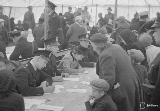 Sotiemme perinne_Lapin sota_suomalaisevakoita HAaparannan vastaanottoleirillä syksyllä 1944