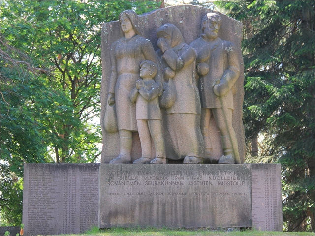 Evakossa kuolleille lappilaisille on pystytetty muistomerkkejä Ruotsin lisäksi mm. Rovaniemellä kuvassa Kittilässä Ranualla ja Posiolla kuva Rovaniemen kaupunki.