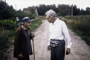 Urpo Mäntylä (oik.) tapasi elokuussa 1999 paikallisen asukkaan Raudun Palkealan kylätiellä. Kontaktia yritettiin, mutta yhteistä kieltä ei ollu