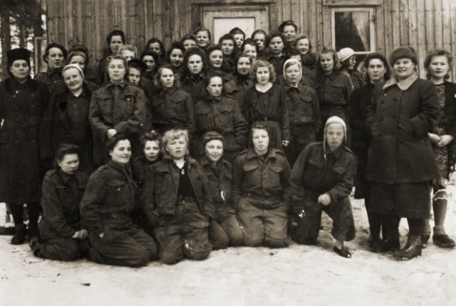 Luumäen Askolassa jatkosodan aikana toimineen naisten erityisen työmuodostelman eli kurileirin leiriläisiä ja leirin johtoa syksyllä 1942. Kuva: Museovirasto.